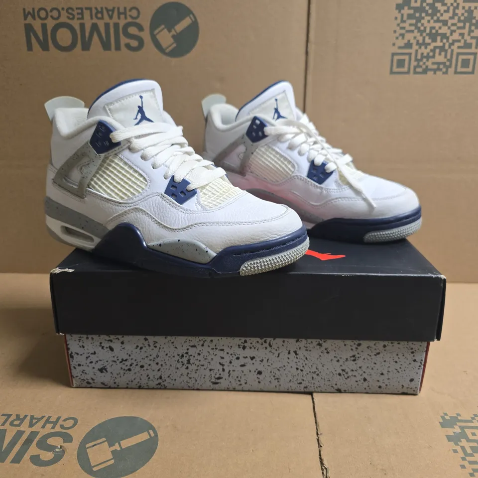 BOXED PAIR OF AIR JORDAN 4 RETRO TRAINERS IN WHITE/NAVY SIZE 5.5