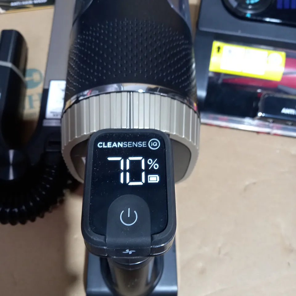 SHARK STRATOS CORDLESS VACUUM W/ANTI HAIR WRAP & CLEAN SENSE IQ IZ400UKT