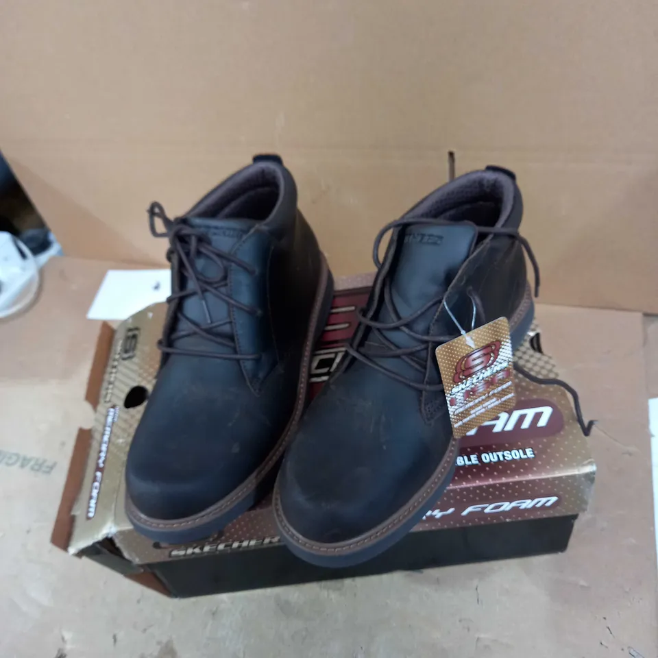 SKECHERS MENS CHOCOLATE LEATHER BOOTS - SIZE 8