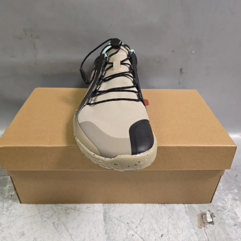 BOXED PAIR OF VIVO BAREFOOT PRIMUS TRAIL III SHOES IN PEBBLE SIZE UK 7