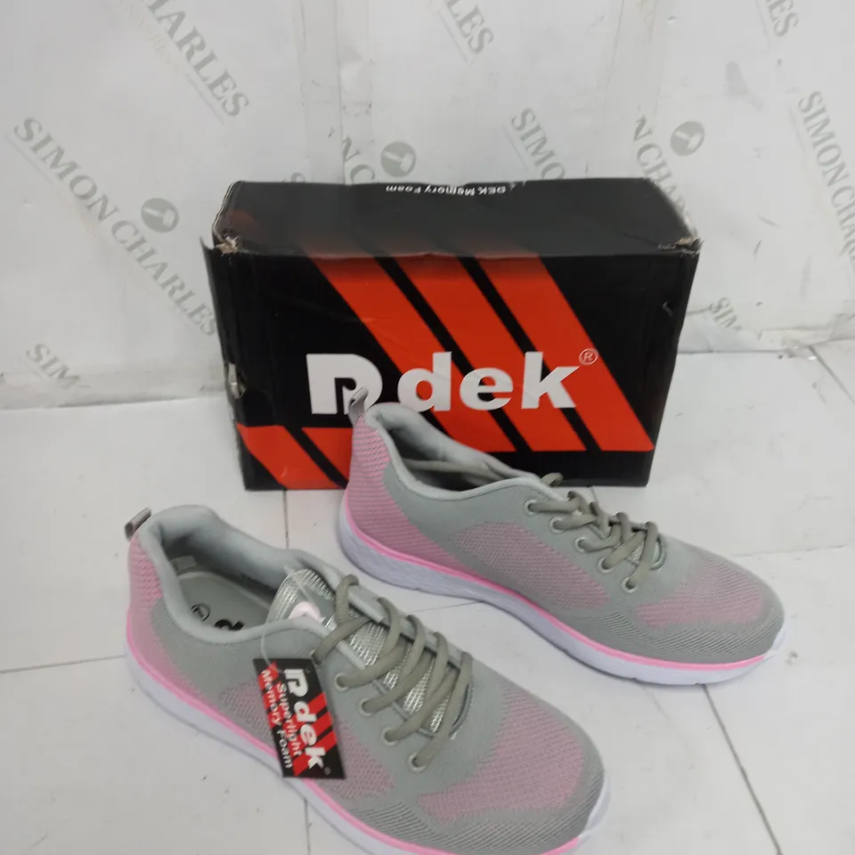 BOXED PAIR OF RDEK FOX MEMORY FOAM 5 EYE LACE TRAINER SIZE 7