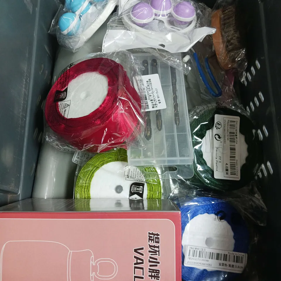 APPROXIMATELY 15 ASSORTED HOUSEHOLD ITEMS TO INCLUDE - THE PALM CENTRE PALM GROWTH FUEL - AIR UP PODS - RIBBON - ETC