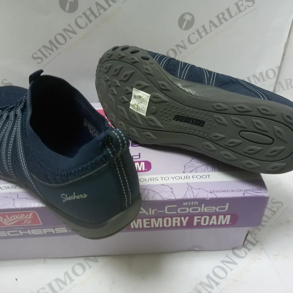 BOXED SKETCHERS RELAXED FIT NJAVY - SIZE 6