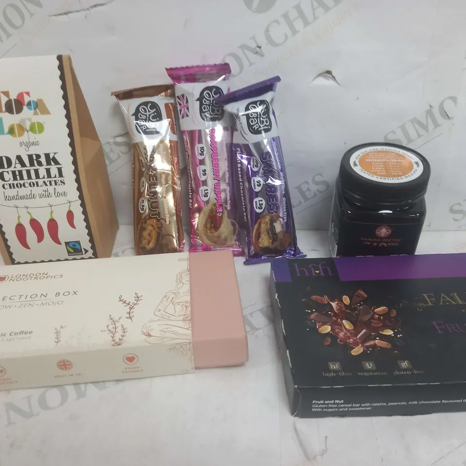 BOX OF APPROXIMATELY 10 ASSORTED ITEMS TO INCLUDE MANUKA HONEY, YUBI BARS, CHILLI CHOCOLATE ETC