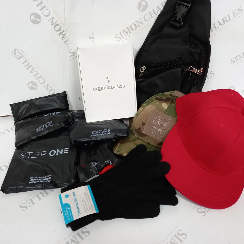 APPROXIMATELY 25 ASSORTED CLOTHING AND ACCESSORIES IN VARIOUS COLOUR AND SIZES TO INCLUDE BRIEFS, BASEBALL CAPS, GLOVES 