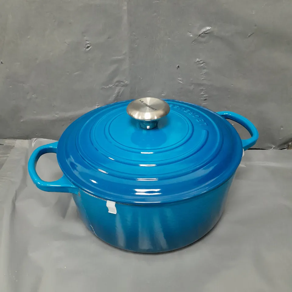 BOXED LE CREUSET SIGNATURE ROUND CASSEROLE DISH - COLLECTION ONLY 