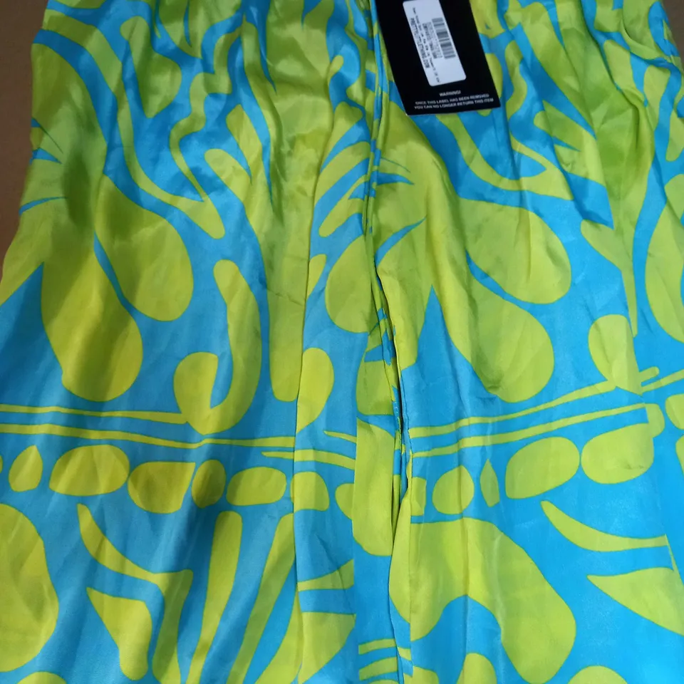 PRETTYLITTLETHING GREEN PRINTED SATIN LOW RISE WIDE LEG TROUSERS - SIZE 10