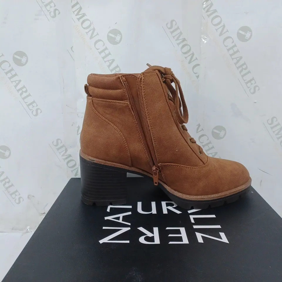 BOXED PAIR OF NATURALIZER BOOTS IN TAN SIZE 5   