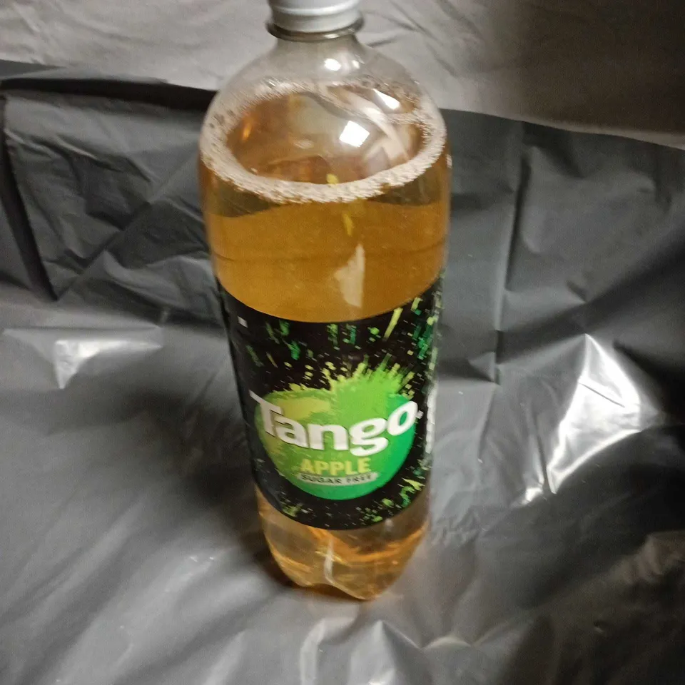 APPROXIMATELY 10 ASSORTED DRINK ITEMS INCLUDING TANGO APPLE , PEPSI MAX AND PEPSI CREAM SODA 