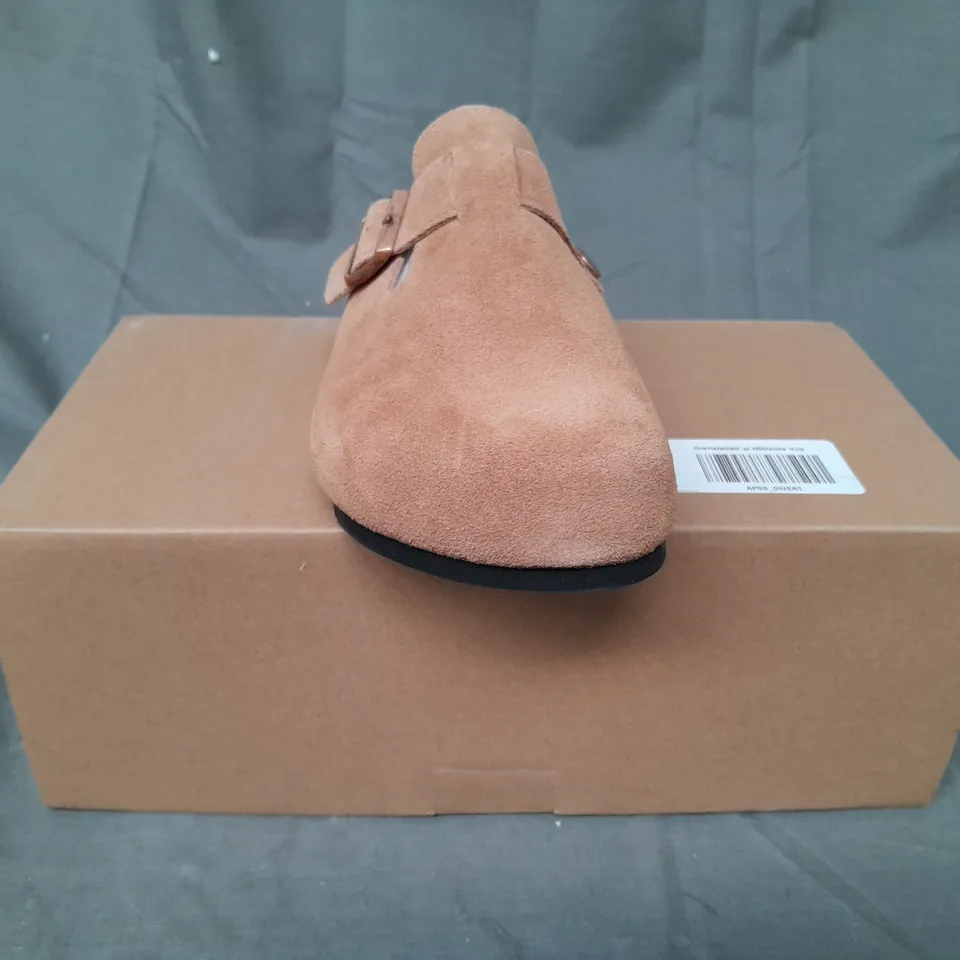 BOXED PAIR OF EVELLYHOOTD LEATHER CLOGS IN CHESTNUT EU SIZE 38