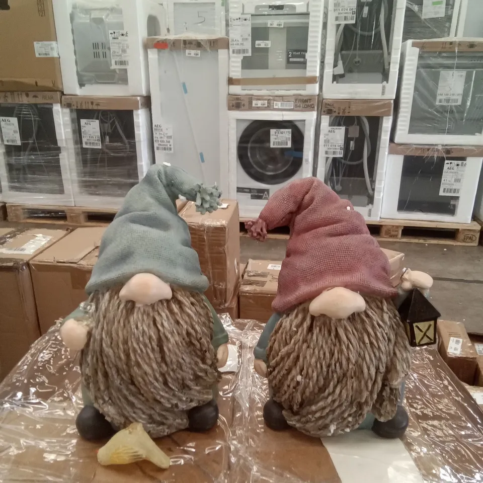 BOXED PAIR OF LED GNOMES FIGURES