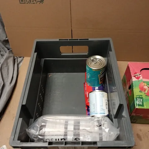 TOTE OF APPROXIMATELY 6 ASSORTED FOOD AND DRINK ITEMS TO INCLUDE: GOGO SQUEEZE PUREE POUCHES 