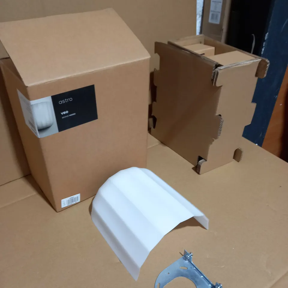 BOXED ASTRO WHITE VEO LIGHT FITTING