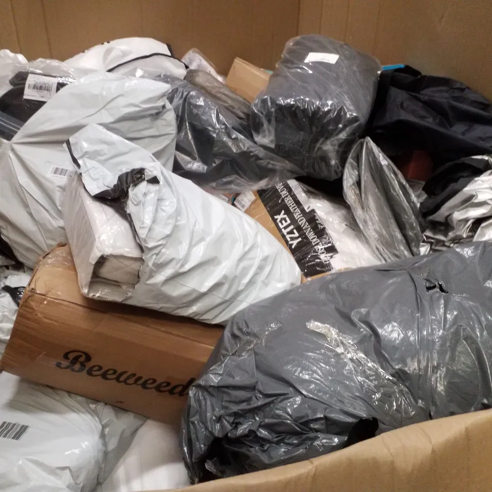 PALLET CONTAINING ASSORTED PILLOWS & CUSHIONS