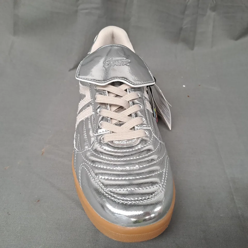 PAIR OF PULL & BEAR TRAINERS IN METALLIC SILVER UK SIZE 10