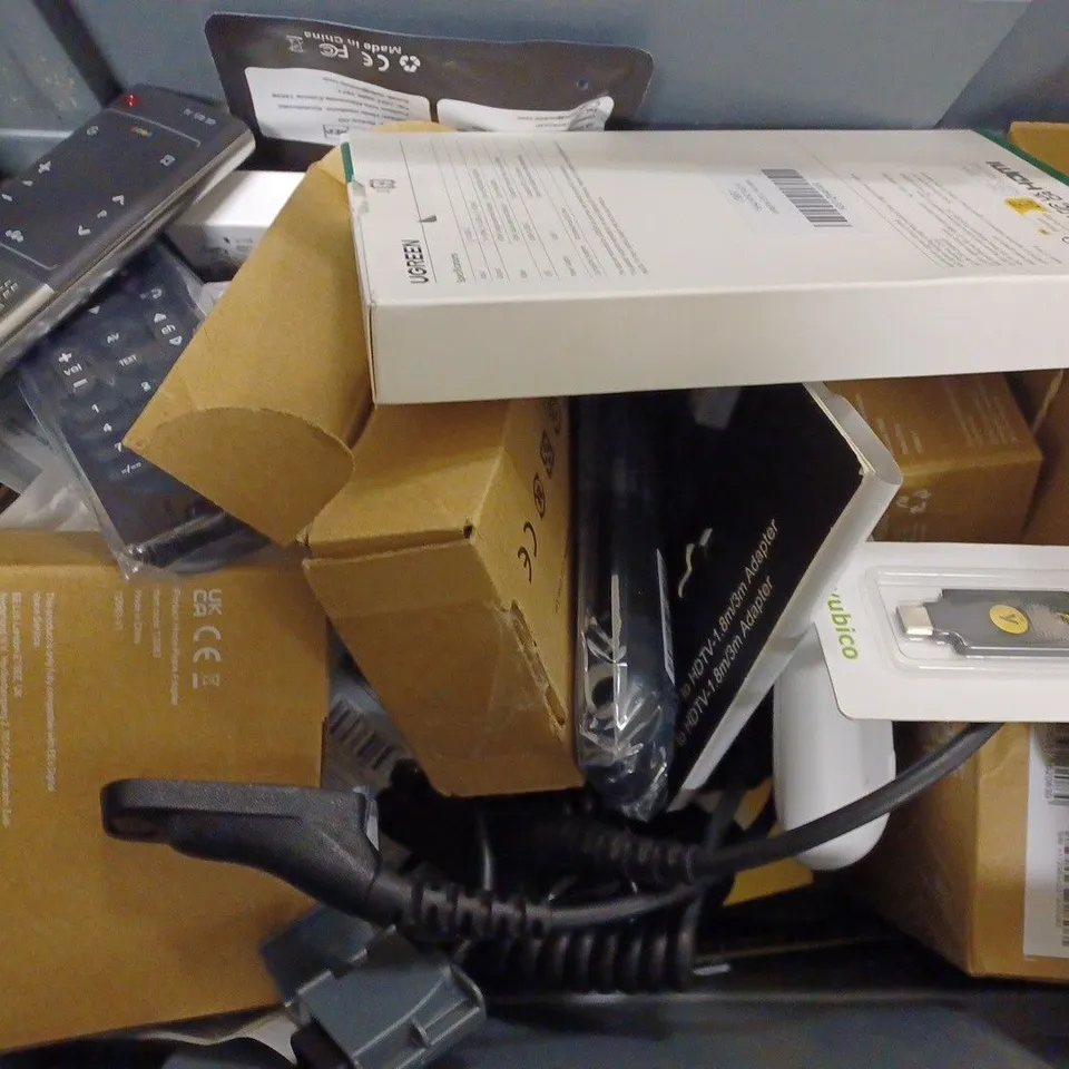 BOX OF APPROX 15 ASSORTED ITEMS TO INCLUDE - LOGI FLAT WHITE MOUSE - UGREEN 6 IN 1 USB C ADAPTER - SAMSUNG CONTROLLER ECT 