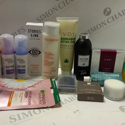 BOX OF APPROX 10 ASSORTED BEAUTY PRODUCTS TO INCLUDE BONDI SANDS TECHNOCOLOR COOL TONE FOAM, CLARINS CLEANSING MILK, EVELOM CLEANSER, ETC