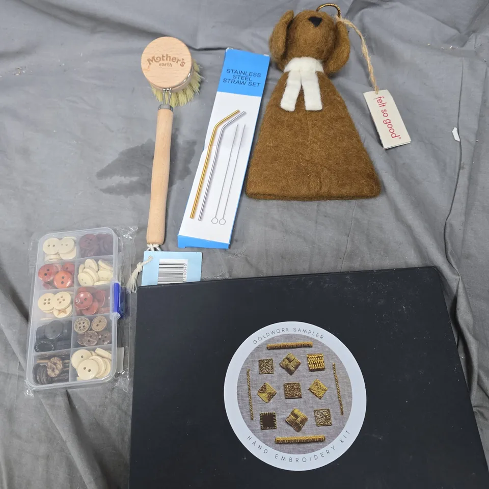 APPROXIMATELY 20 ASSORTED HOUSEHOLD ITEMS TO INCLUDE TREE TOPPER, METAL STRAWS, CLEANING BRUSH ETC 