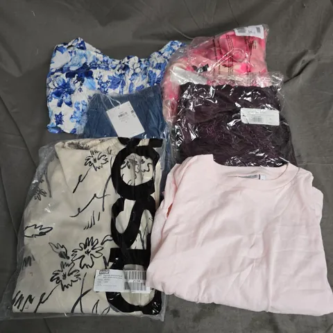 BOX OF APPROXIMATELY 20 ASSORTED CLOTHING ITEMS TO INCLUDE DRESSES, SHORTS, TOPS, ETC