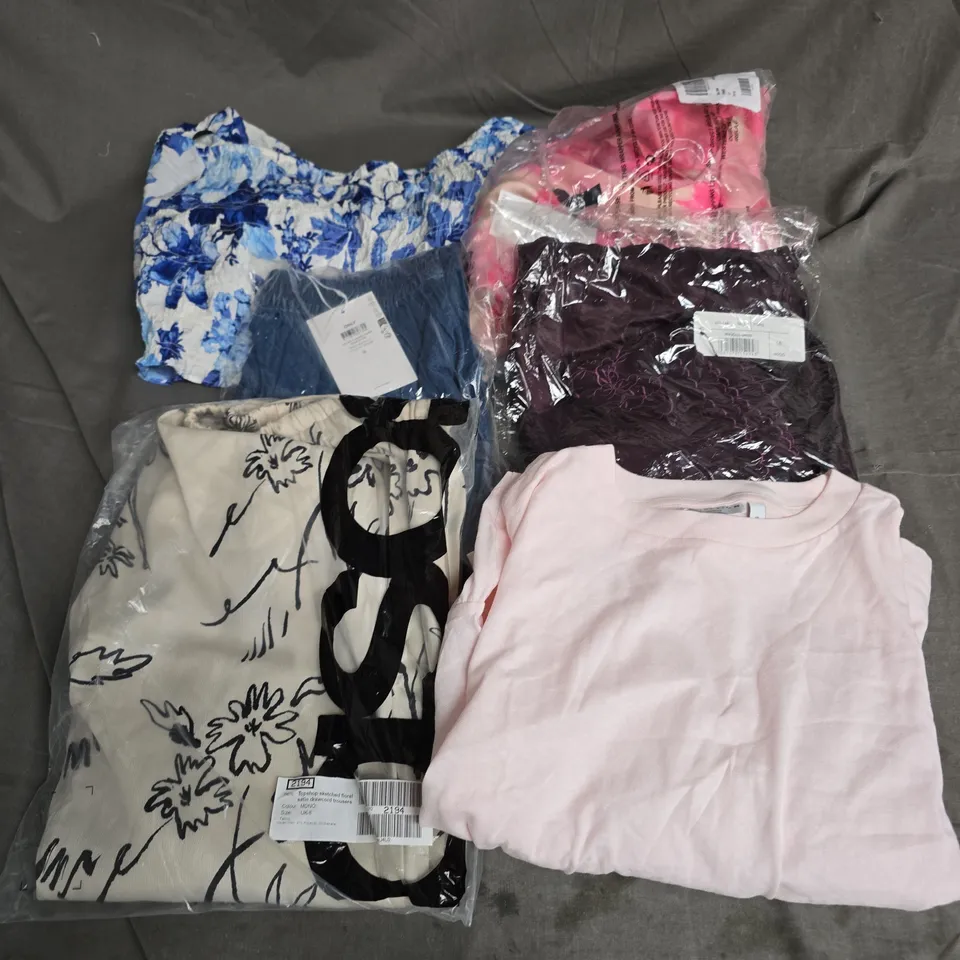 BOX OF APPROXIMATELY 20 ASSORTED CLOTHING ITEMS TO INCLUDE DRESSES, SHORTS, TOPS, ETC