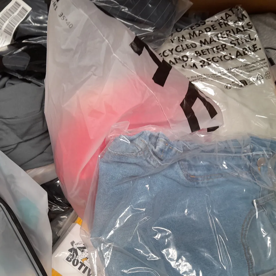 BOX OF APPROXIMATELY 20 ASSORTED CLOTHING AND FASHION ITEMS IN VARIOUS STYLES, SIZES, AND COLOURS - COLLECTION ONLY