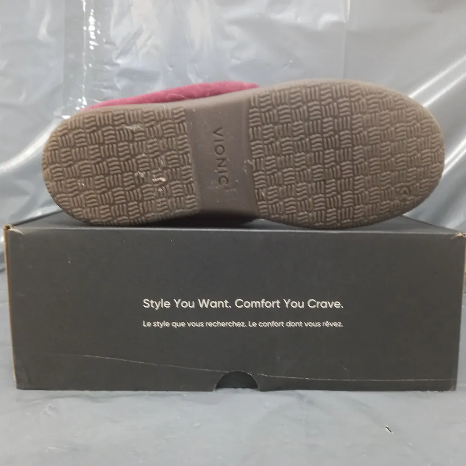 BOXED PAIR OF VIONIC SLIPPERS IN SHIRAZ SIZE 7