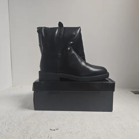 BOXED PAIR OF READY SALTED KNEE HIGH BOOTS IN BLACK SIZE 7