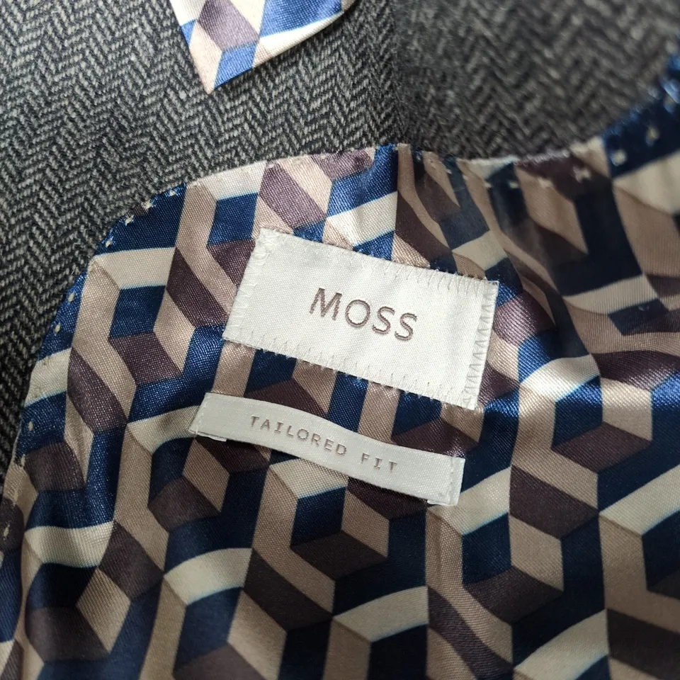 MOSS TAILORED FIT GREY HERRINGBONE JACKET – UK 44S