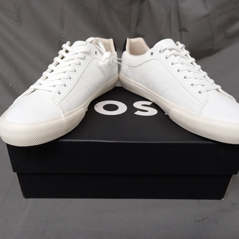 BOXED PAIR OF BOSS SHOES IN WHITE/BLACK UK SIZE 10