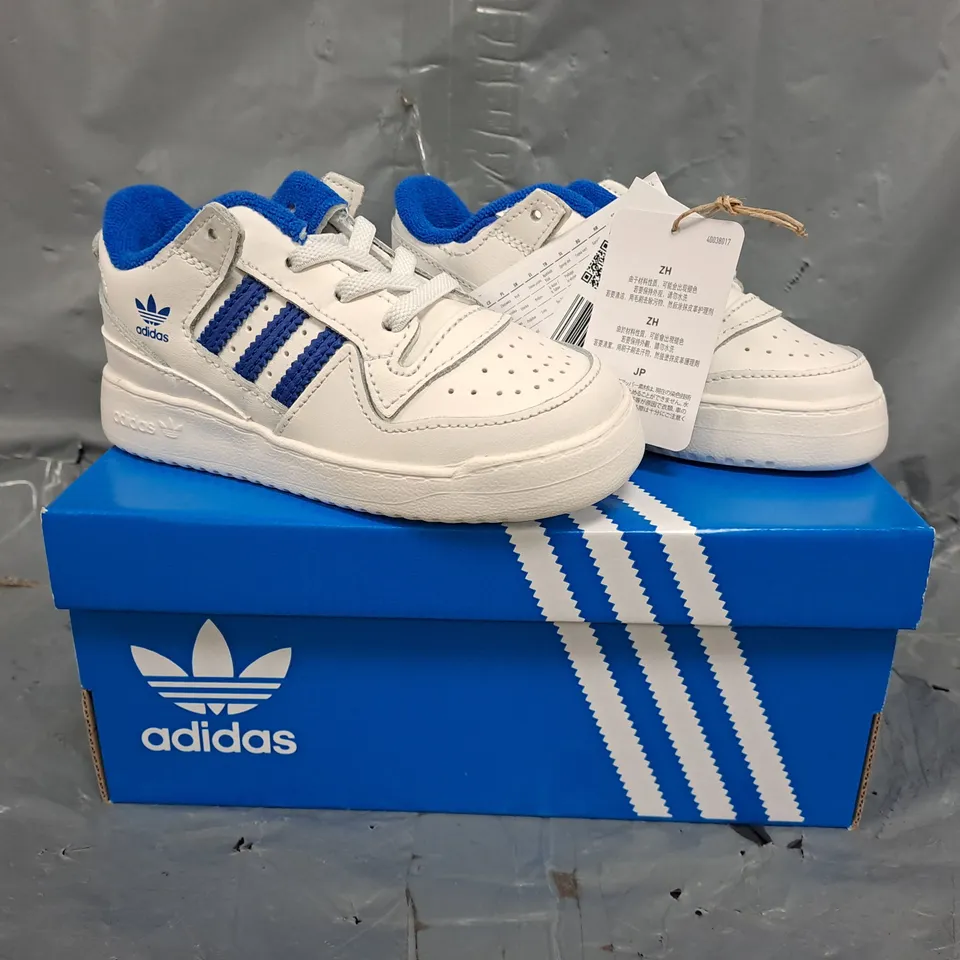 BOXED PAIR OF ADIDAS FORUM LOW INFANT SHOES IN WHITE/BLUE SIZE UK 8