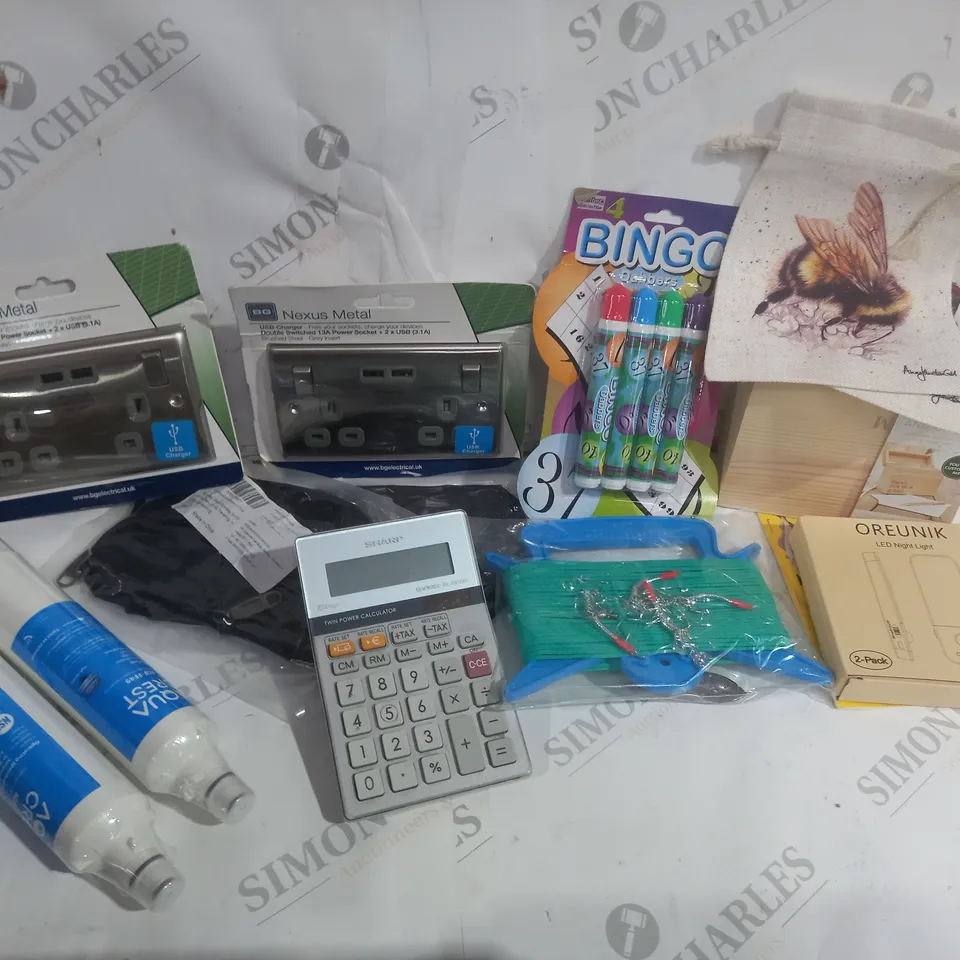 APPROXIMATELY 20 ASSORTED HOME ITEMS INCLUDING SET OF 4 BINGO PENS, GINGER RAY IDEAS FOR MUM AND DAD BOX, 2 BUM BAGS
