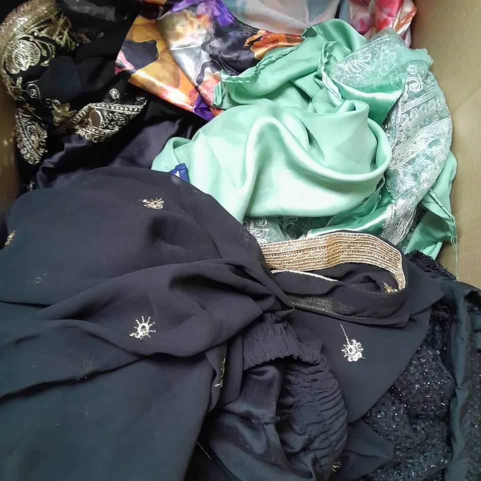 APPROXIMATELY 20 ASSORTED CLOTHING ITEMS IN VARIOUS SIZES AND STYLES TO INCLUDE - DRESSES, JACKET, SHAPEWEAR, ETC