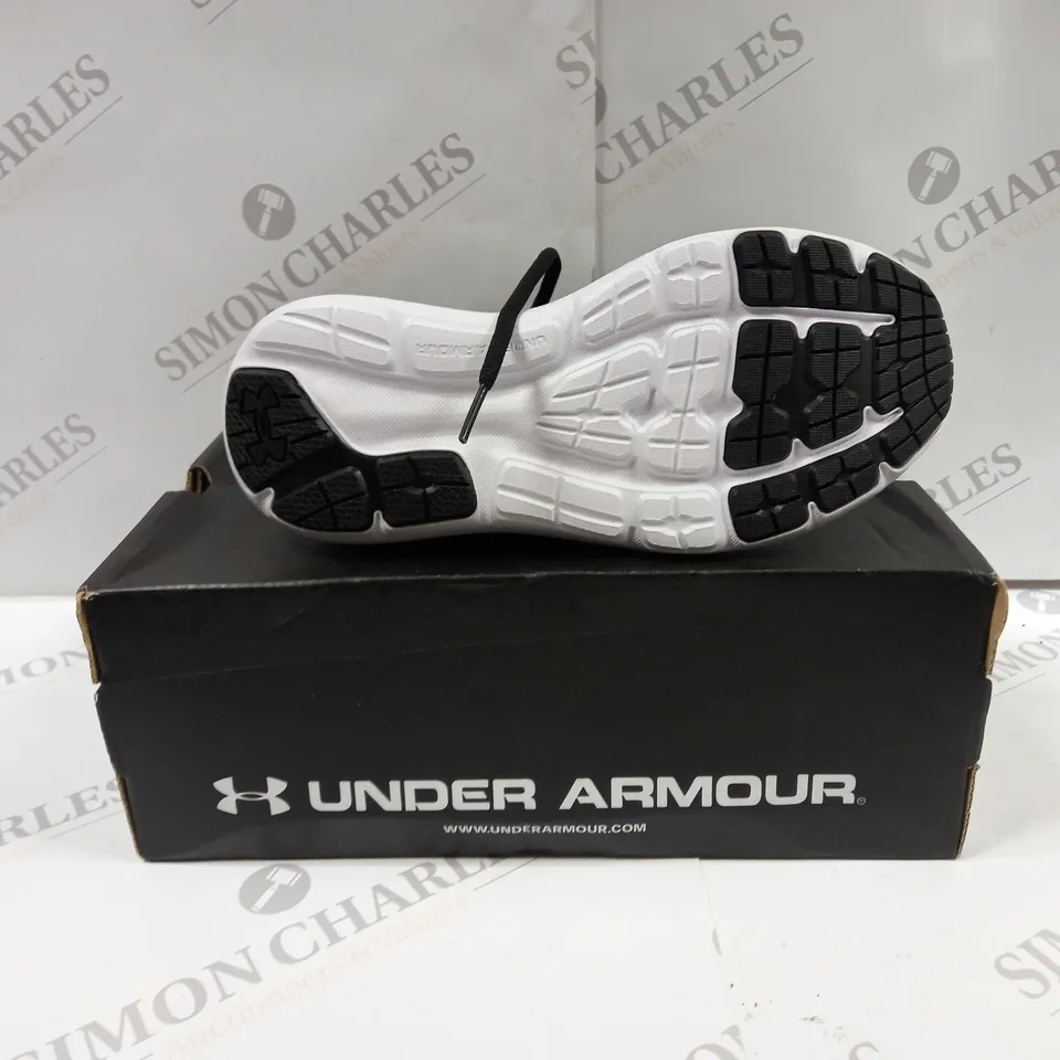 BOXED PAIR OF UNDER ARMOUR BOYS TRAINERS UK SIZE 4 