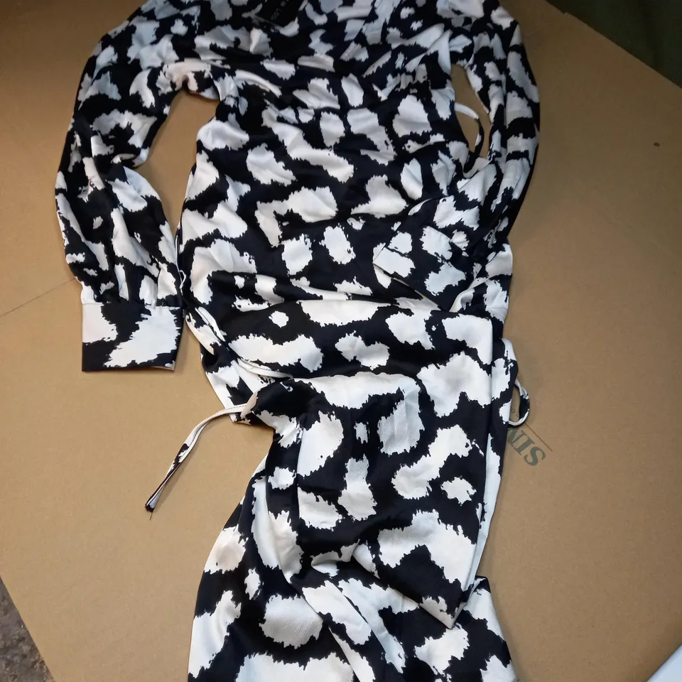 NEW LOOK DRESS IN BLACK WITH WHITE PATTERN - UK 14