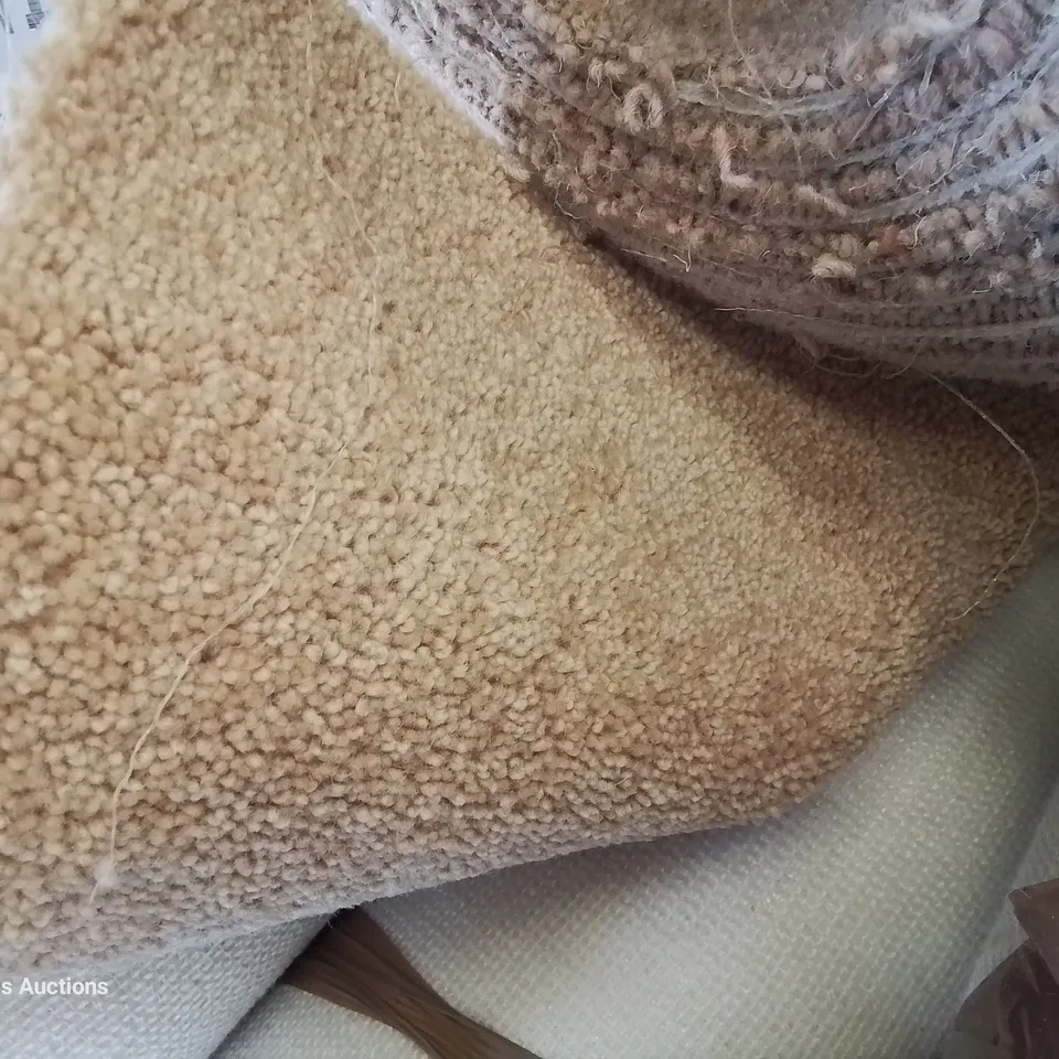 ROLL OF QUALITY CRAFTSMAN SOLAR CARPET APPROXIMATELY 4M ×2.63M