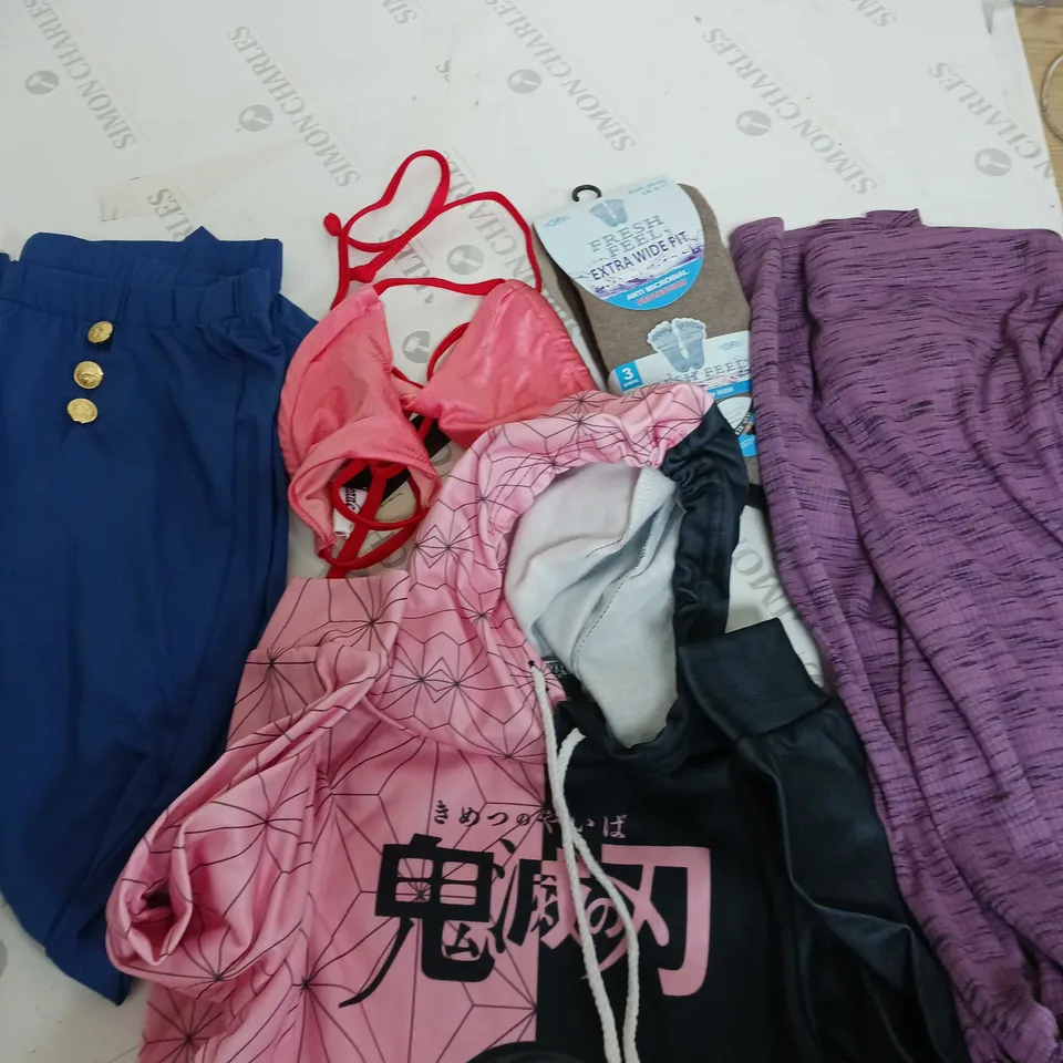 BOX OF APPROXIMATELY 20 ASSORTED CLOTHING ITEMS TO INCUDE - SOCKS, JUMPERS , T-SHIRTS , TROUSERS,ECT 