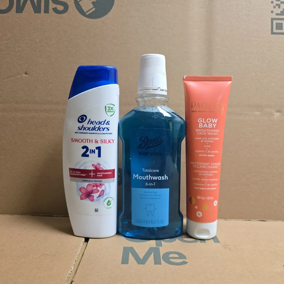APPROXIMATELY 12 ASSORTED COSMETIC ITEMS TO INCLUDE HEAD &SHOULDERS, PACIFICA, ETC - COLLECTION ONLY