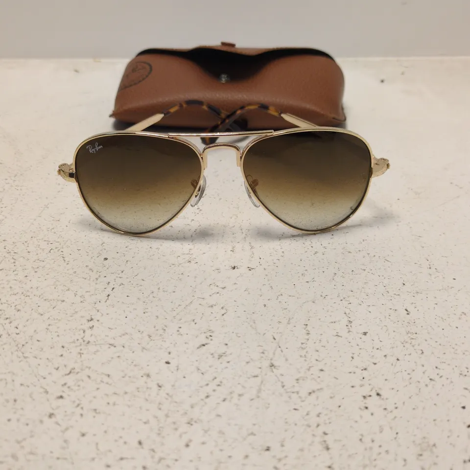 RAY-BAN AVIATOR SUNGLASSES – GOLD-TONE FRAME WITH GRADIENT LENSES
