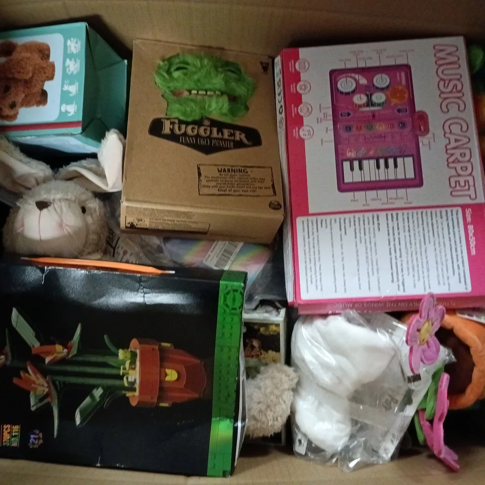 APPROXIMATELY 20 ASSORTED TOYS, GAMES, GIFTS AND NOVELTIES TO INCLUDE MUSIC CARPET, CHARLES DARWINS VOICE ON HMS BEAGLE JIGSAW, FUGGLER PLUSH, ETC - COLLECTION ONLY