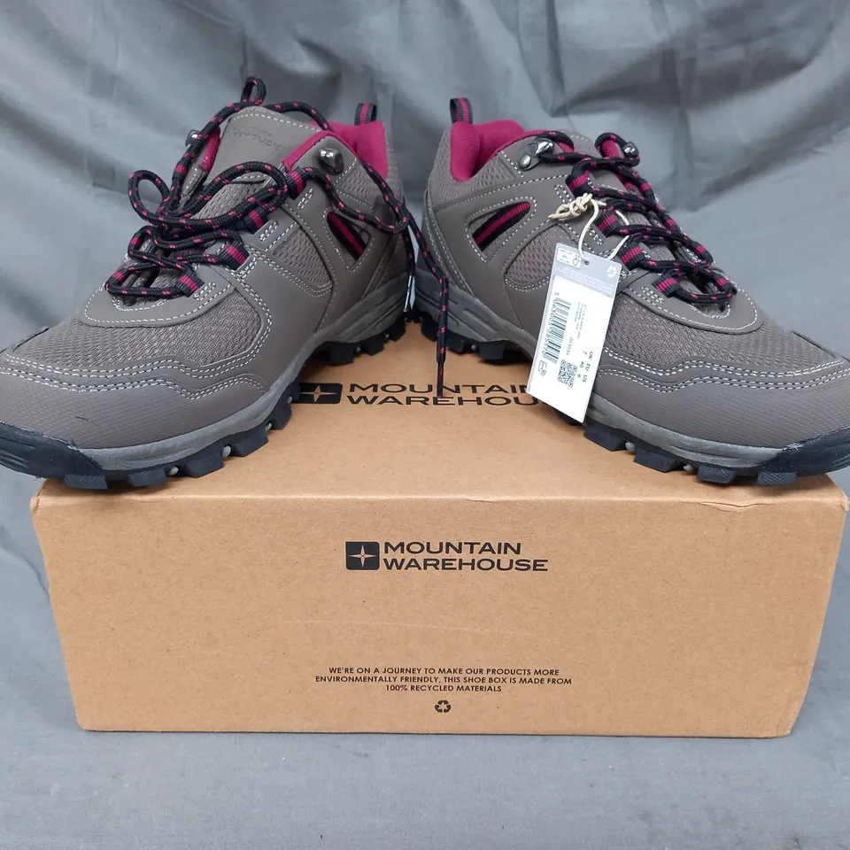 BOXED PAIR OF MOUNTAIN WAREHOUSE MCLEOD WOMEN'S WIDE FIT WALKING SHOES IN LIGHT BROWN/BERRY UK SIZE 7