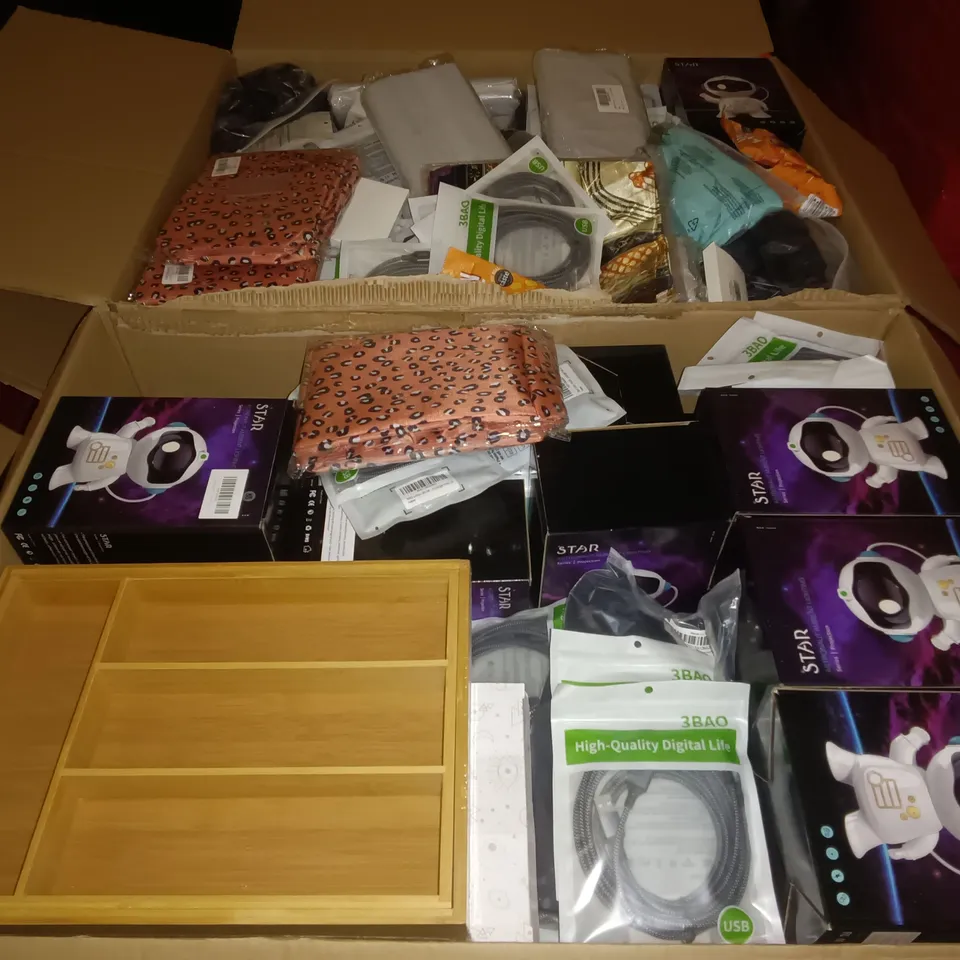 PALLET OF ASSORTED ITEMS TO INCLUDE MULTIPLE ASTRONAUT AMBIENT LIGHTS, USB CABLES AND CUTLERY TRAYS
