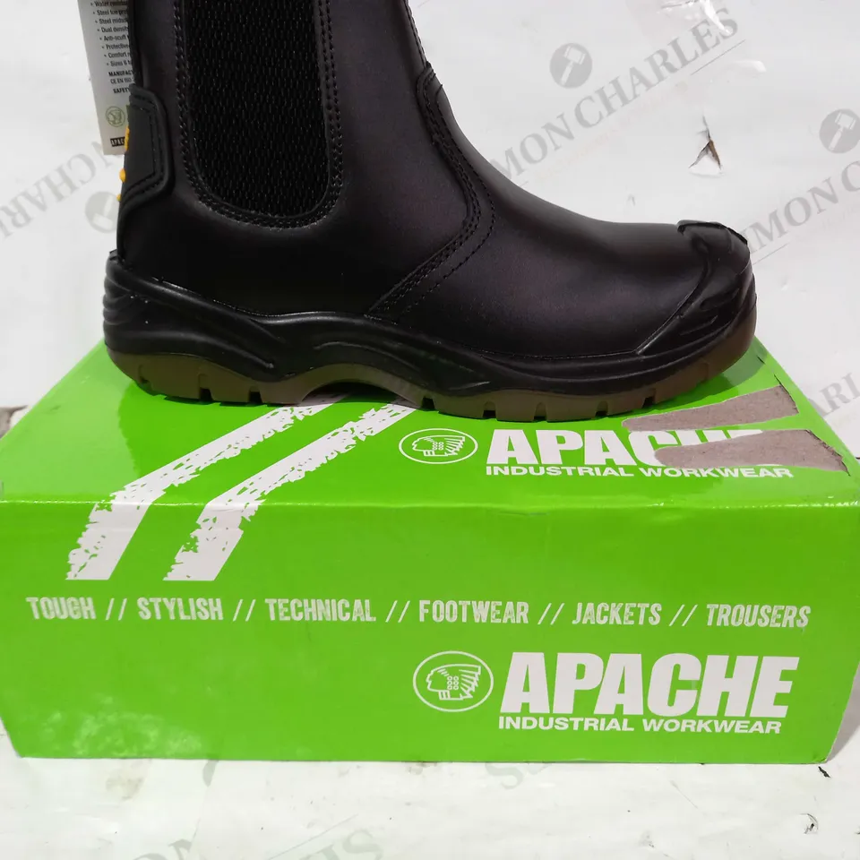 BOXED PAIR OF APACHE INDUSTRIAL WORKWEAR BOOTS IN BLACK UK SIZE 6