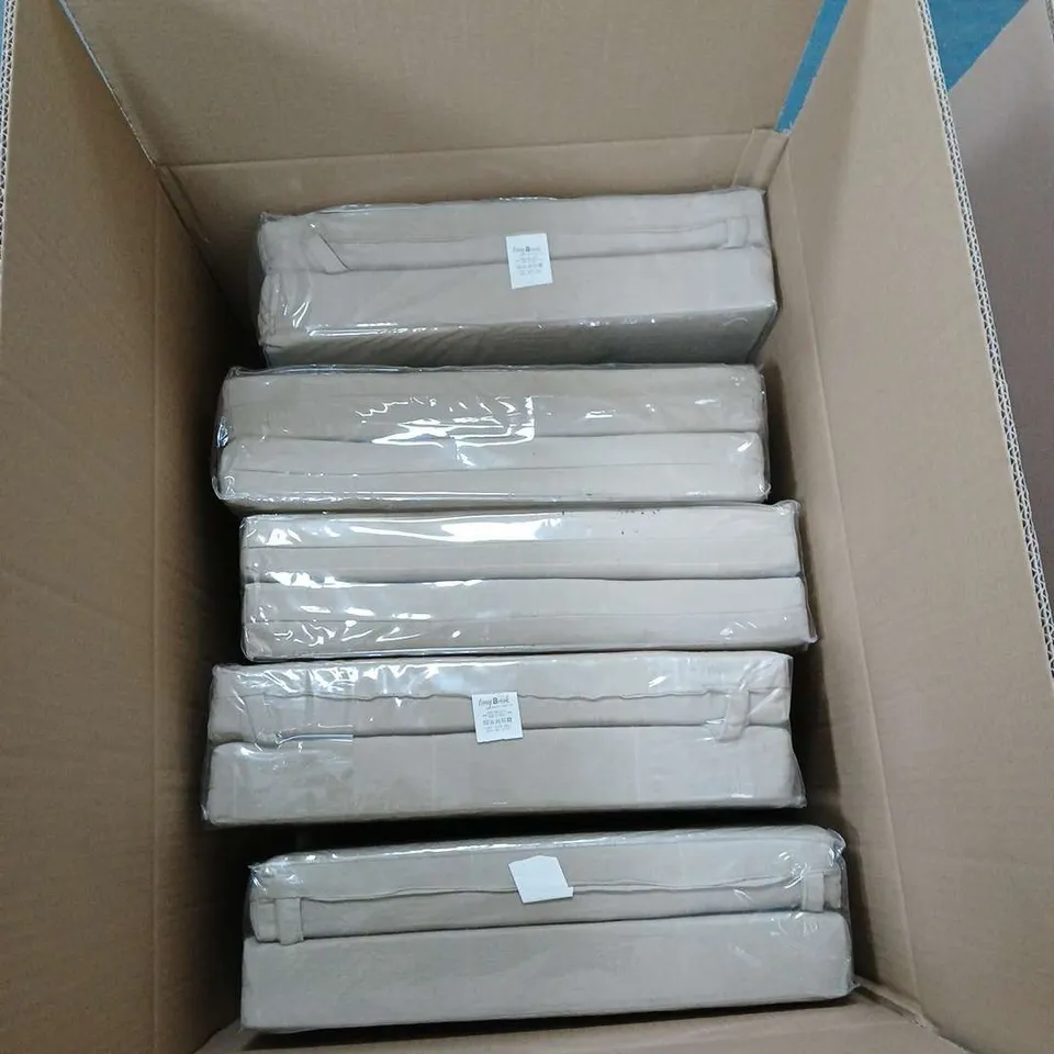 QUANTITY OF 5 TINY BREAK TAUPE CHAIR PADS, 40X40X5 CM – 2-PIECE SET