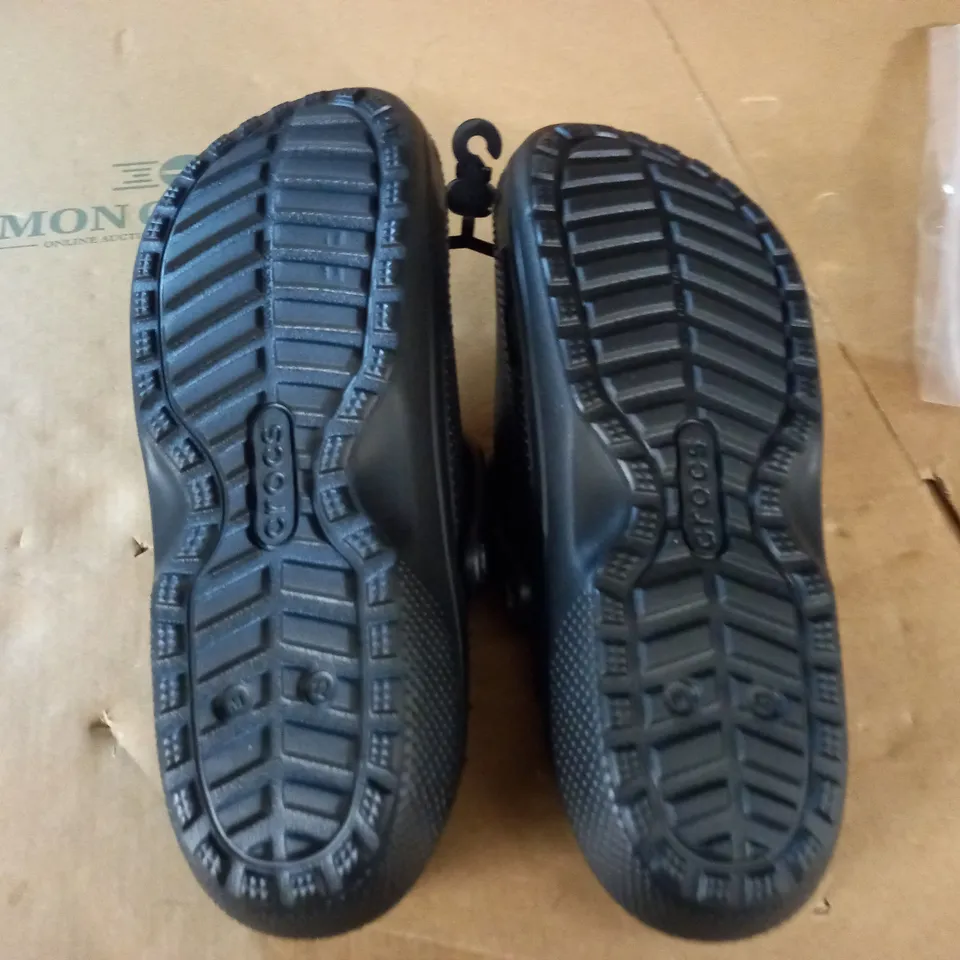 CROCS CLASSIC LINED CLOGS IN BLACK - UK M11/W12