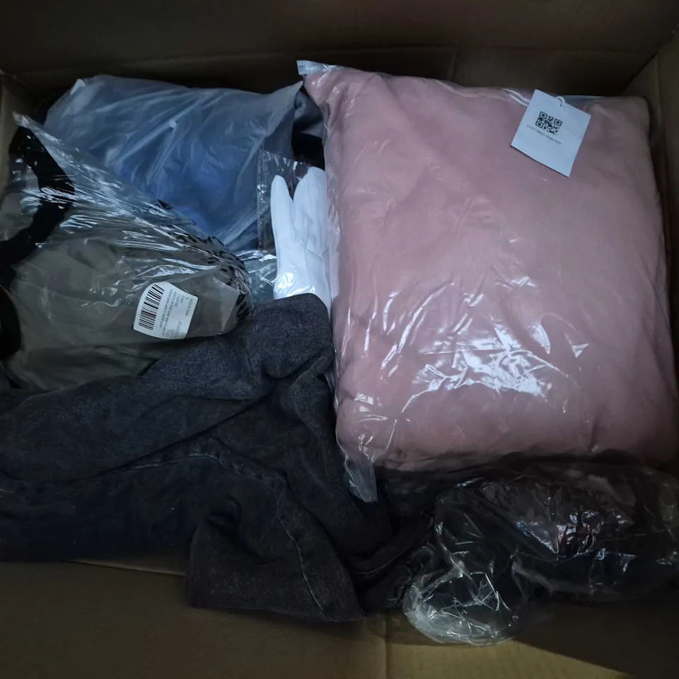 APPROXIMATELY 45 ASSORTED CLOTHING ITEMS IN VARIOUS SIZES, STYLES & COLOURS TO INCLUDE BRANDS SUCH AS BOOHOO MAN, PRIMARK, ASOS, ETC - COLLECTION ONLY