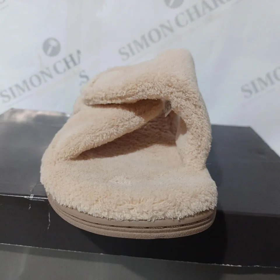 VIONIC VELCRO SIZE 7 BEIGE SLIPPERS 