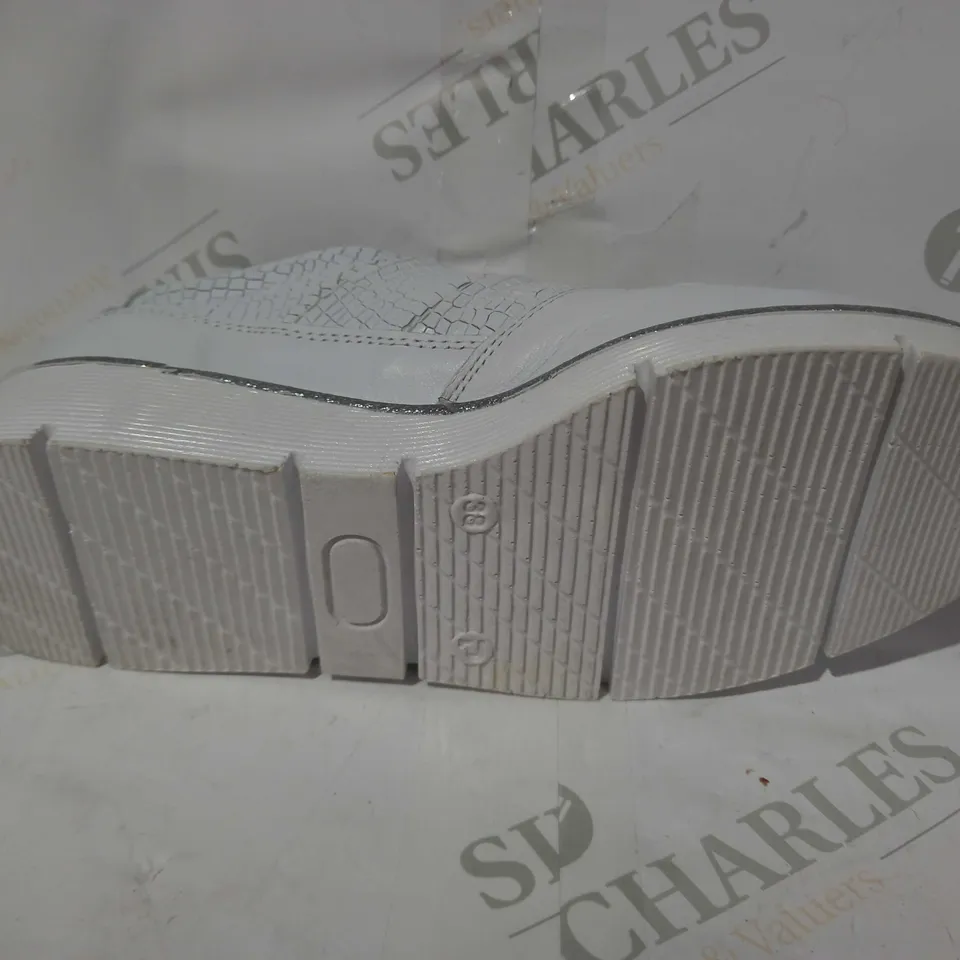 BOXED PAIR OF MODA IN PELLE FAUX LEATHER TRAINERS IN WHITE EU SIZE 38