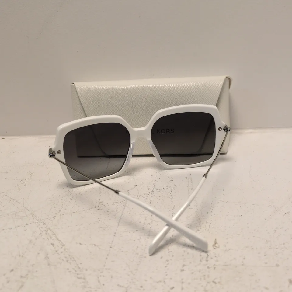 KORS WHITE SUNGLASSES WITH WHITE TEXTURED CASE