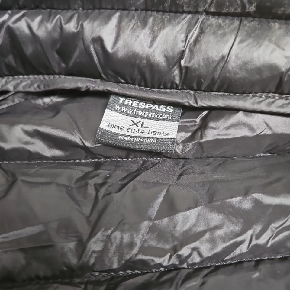 TRESPASS WOMEN’S PUFFER JACKET – BLACK BODY WITH PINK SLEEVES, UK16 (EU44)