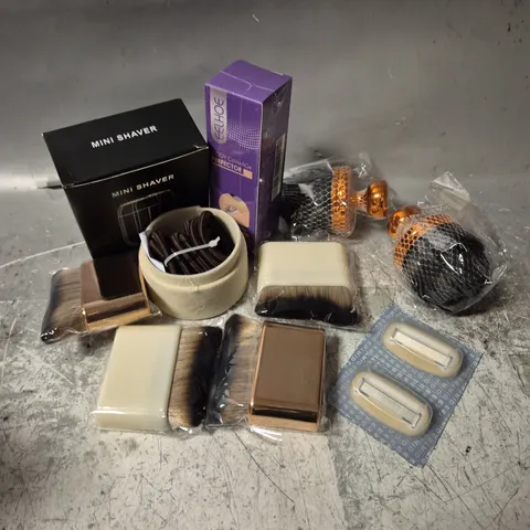 APPROXIMATELY 20 ASSORTED COSMETICS ITEMS TO INCLUDE MAKEUP BRUSHES, MINI SHAVER, HAIR BOBBLE, ETC